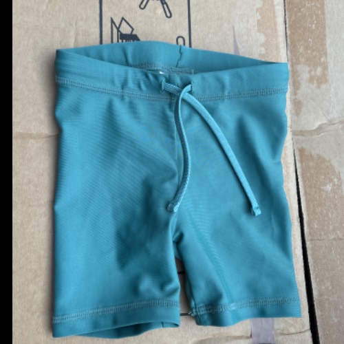 UV Badehose grün kurz, zu finden beim Stand 34 am Standort Flohkids Hamburg West