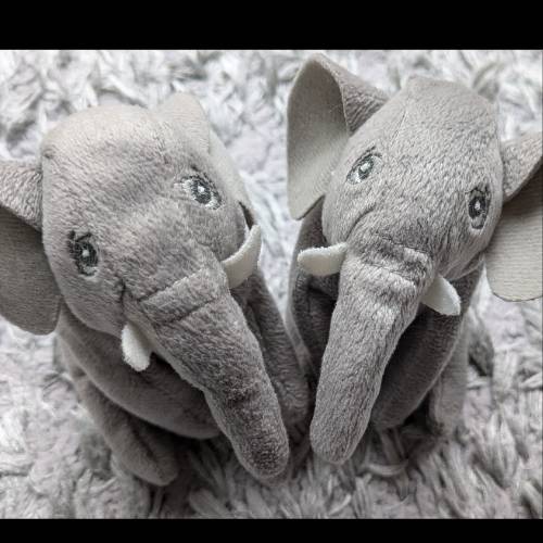 Elefanten Twins Kuscheltiere, zu finden beim Stand 94 am Standort Flohkids Hamburg West