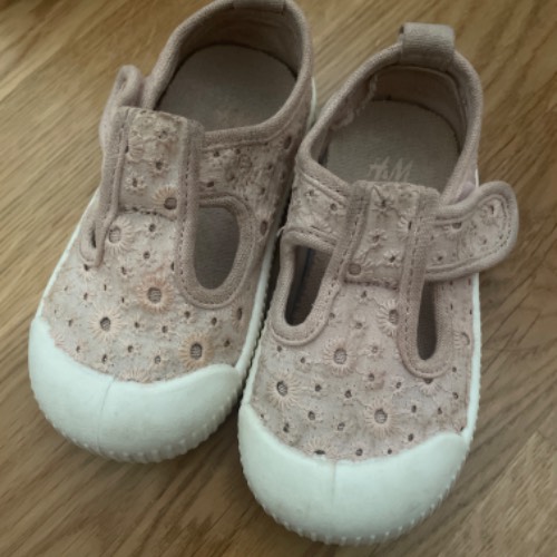 H&M Sandalen  Größe: 20/21 rosa, zu finden beim Stand 136 am Standort Flohkids Hamburg West