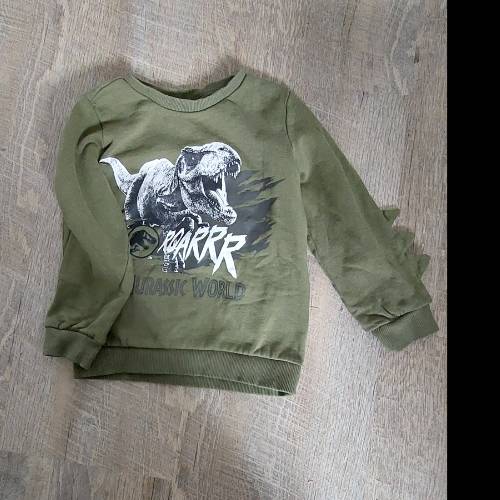 Dino Jurassic World Pulli  Größe: 110 , zu finden beim Stand 73 am Standort Flohkids Hamburg West