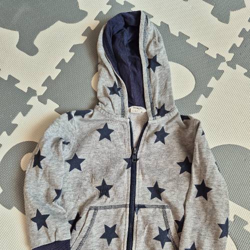 HM Sweatjacke Stern  Größe: 98 104, zu finden beim Stand 80 am Standort Flohkids Hamburg West