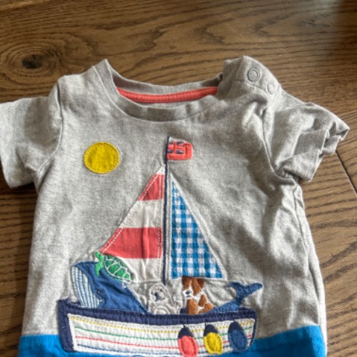 Mini Boden T-Shirt  Größe: 0-3 Mon, zu finden beim Stand 106 am Standort Flohkids Hamburg West