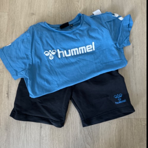 Sportset Hummel  Größe: 134 blau/schw., zu finden beim Stand 101 am Standort Flohkids Hamburg West