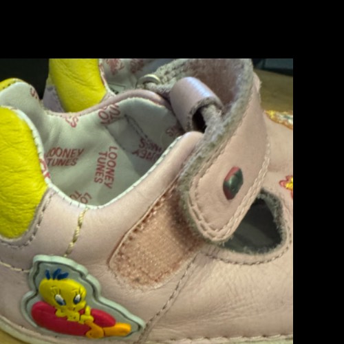 Looney Tunes Schuhe Rosa , zu finden beim Stand 4 am Standort Flohkids Hamburg West