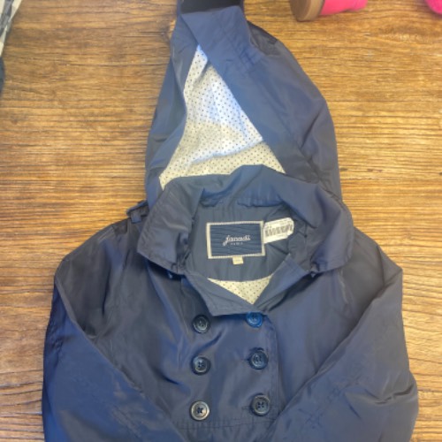 Jacardi Trenchcoat blau  Größe: 98, zu finden beim Stand 104 am Standort Flohkids Hamburg West