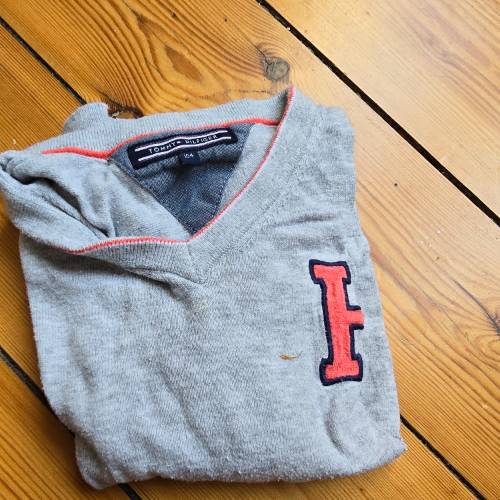 Pullover Tommy Hilfiger  Größe: 104, zu finden beim Stand 157 am Standort Flohkids Hamburg West