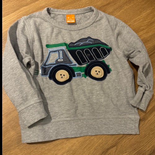 Pusblu Pullover grau LKW, zu finden beim Stand 4 am Standort Flohkids Hamburg West