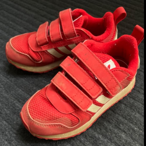 Adidas Sneaker Rot  Größe: 28, zu finden beim Stand 71 am Standort Flohkids Hamburg West