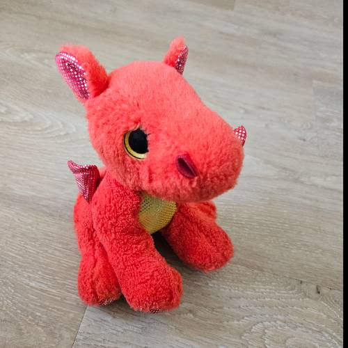 Kuscheltier Drache rot, zu finden beim Stand 40 am Standort Flohkids Hamburg West