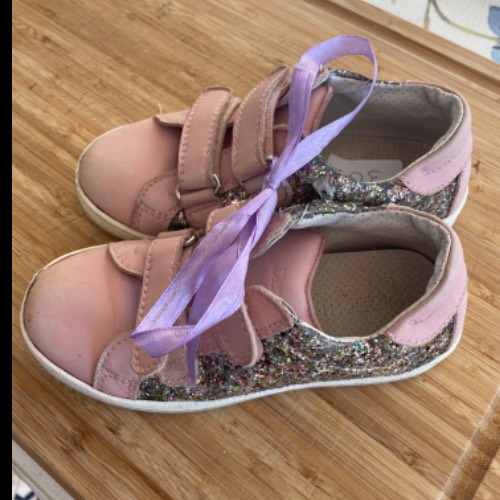 Turnschuh Glitzer  Größe: 30 rosa, zu finden beim Stand 21 am Standort Flohkids Hamburg West