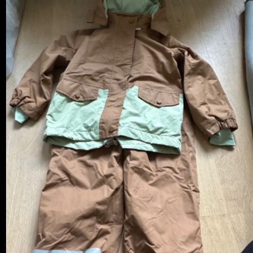 Regenhose u. Regenjacke  Größe: 98/104, zu finden beim Stand 92 am Standort Flohkids Hamburg West