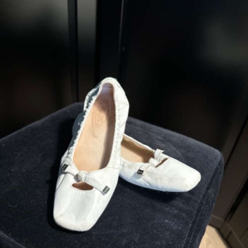 Tod‘s Leder Ballerina  Größe: 32, zu finden beim Stand 119 am Standort Flohkids Hamburg West