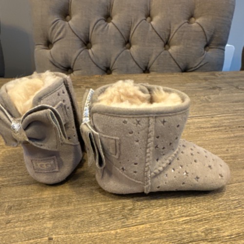 Baby Ugg grau , zu finden beim Stand 89 am Standort Flohkids Hamburg West