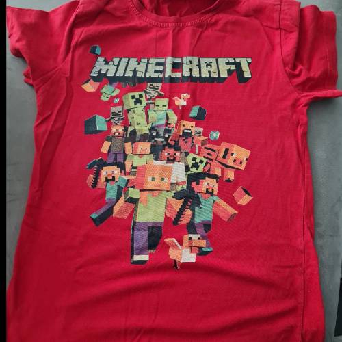 Tshirt Minecraft rot  Größe: 134, zu finden beim Stand 27 am Standort Flohkids Hamburg West