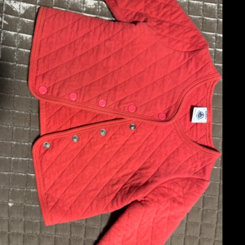 Jäckchen rot Petit Bateau  Größe: 18 M , zu finden beim Stand 89 am Standort Flohkids Hamburg West