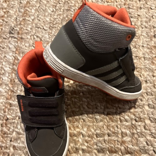 Herbst Sneaker Adidas  Größe: 25, zu finden beim Stand 140 am Standort Flohkids Hamburg West