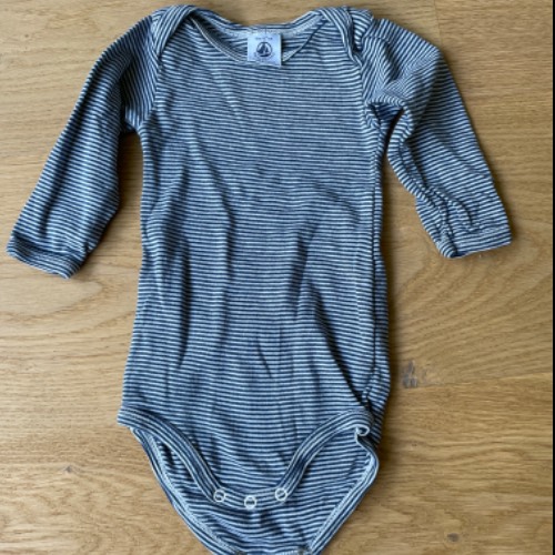 Body Petit Bateau lang  Größe: 6 m, zu finden beim Stand 31 am Standort Flohkids Hamburg West