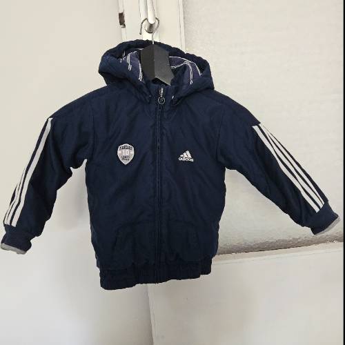 Adidas Jacke blau ca  Größe: 104, zu finden beim Stand 159 am Standort Flohkids Hamburg West