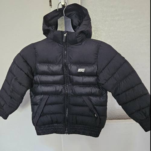 Nike Jacke schwarz  Größe: 110/116, zu finden beim Stand 159 am Standort Flohkids Hamburg West