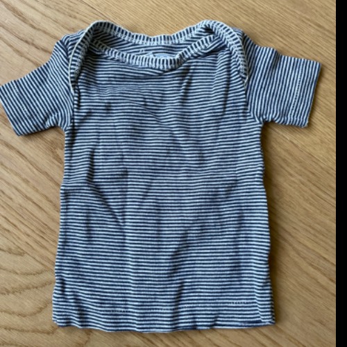 Petit B T-shirt  Größe: 6 m gestreift, zu finden beim Stand 31 am Standort Flohkids Hamburg West