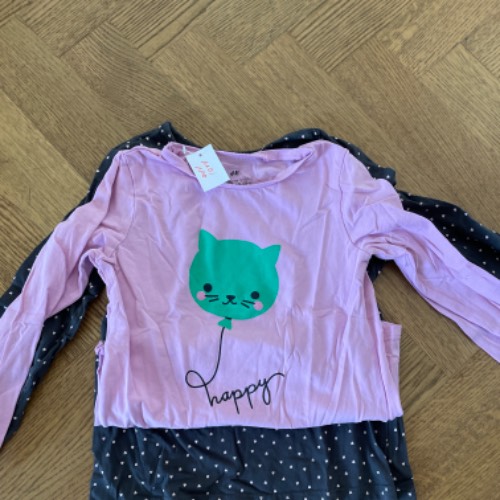 2* Langarmshirt Katze , zu finden beim Stand 21 am Standort Flohkids Hamburg West