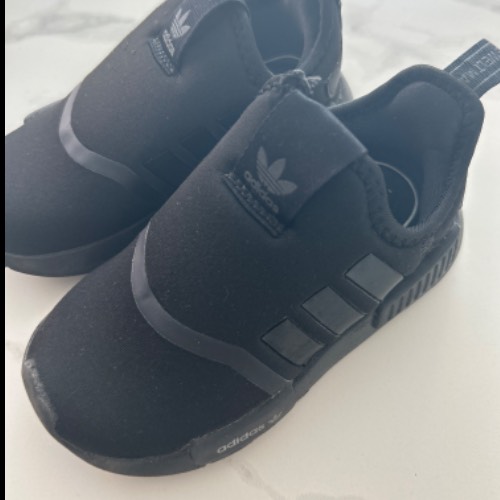 Adidas Sneaker schwarz  Größe: 24, zu finden beim Stand 24 am Standort Flohkids Hamburg West