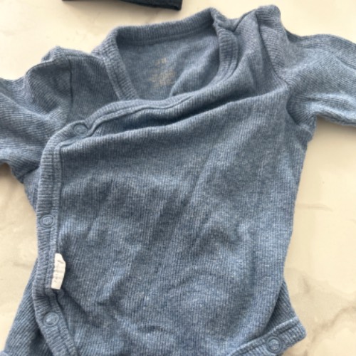 H&M langarm Body  Größe: 62 blau , zu finden beim Stand 24 am Standort Flohkids Hamburg West