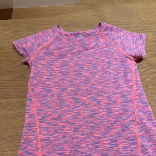 H&M Sportshirt  Größe: 122/128, zu finden beim Stand 54 am Standort Flohkids Hamburg West