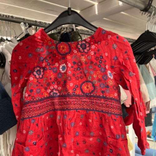 Kleid Herbst rot Blumen Zara86, zu finden beim Stand 124 am Standort Flohkids Hamburg West