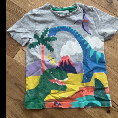 MiniBoden TShirt  Größe: 110 Dino, zu finden beim Stand 19 am Standort Flohkids Hamburg West