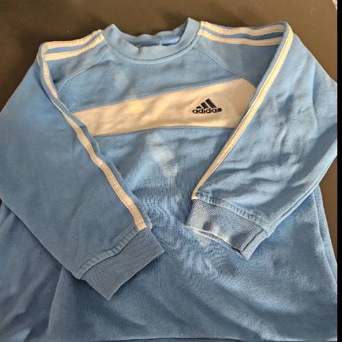 Adidas Pulli  Größe: 104 hellblau, zu finden beim Stand 159 am Standort Flohkids Hamburg West