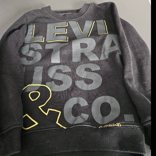 Levis Pulli schwarz  Größe: 104, zu finden beim Stand 159 am Standort Flohkids Hamburg West