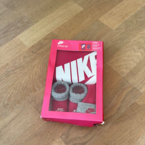 Nike Set Baby neu , zu finden beim Stand 91 am Standort Flohkids Hamburg West